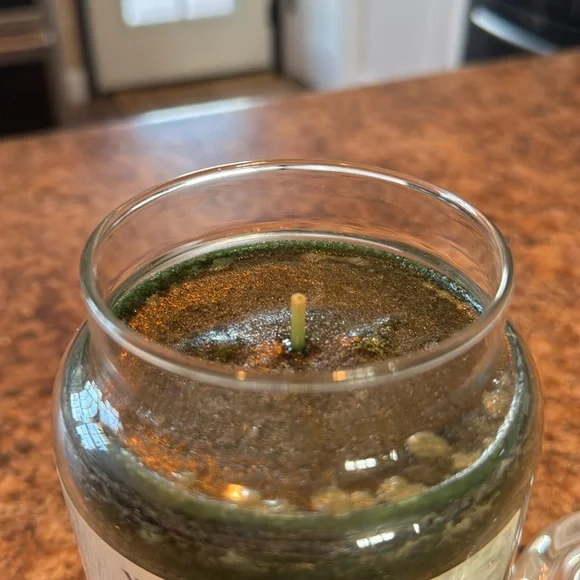 Yankee Candle Christmas in Paris collection 22oz from Post cards from Paris - Picture 4 of 4